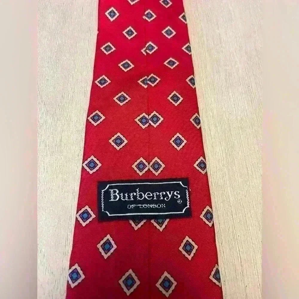 Burberry’s Silk Men’s Necktie
